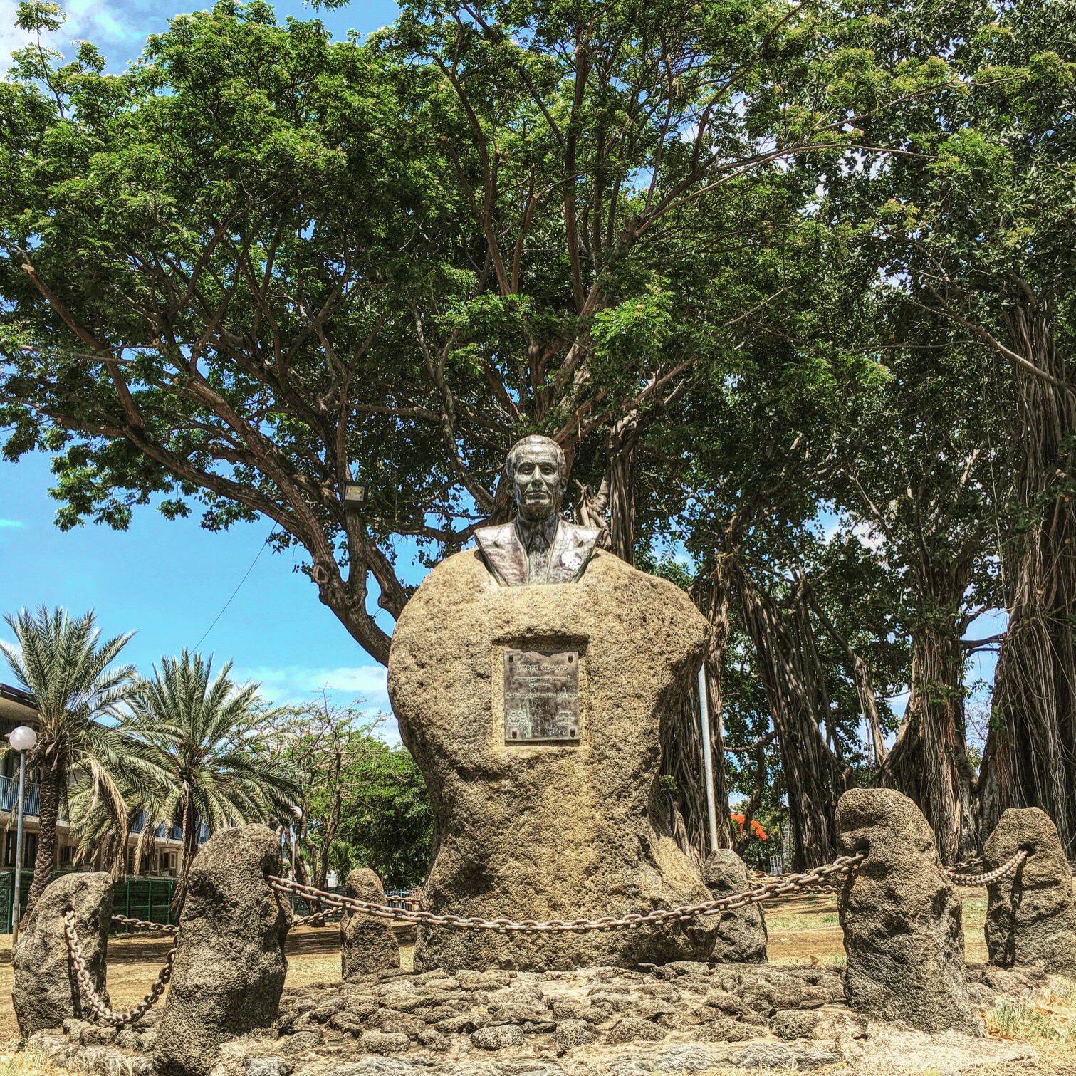 statue de Lepervanche à la ville du port ile de la réunion 974
